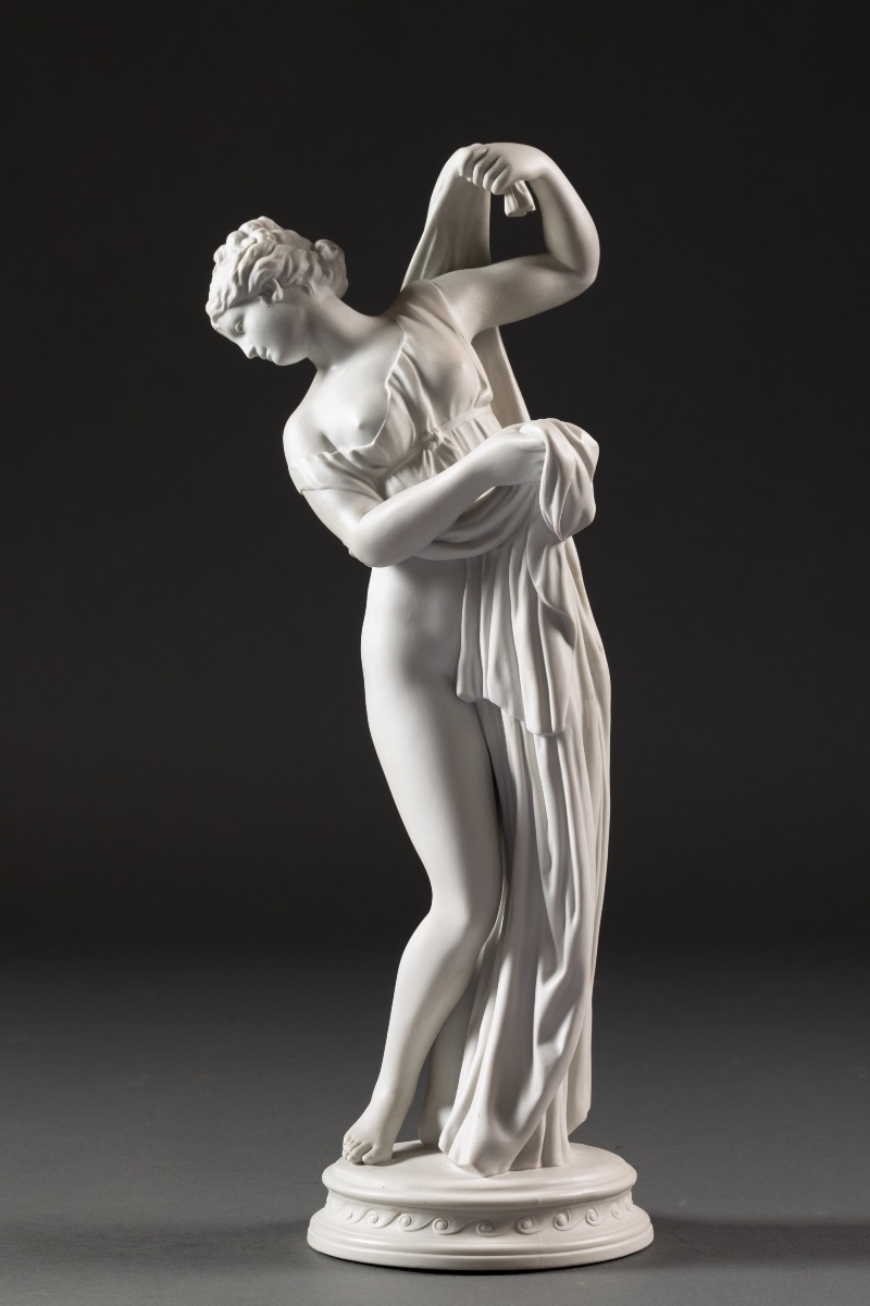 Grande statuette en biscuit de porcelaine – Jeune femme drapée à l’antique-photo-2