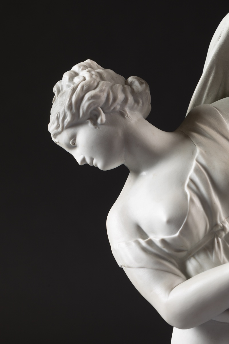 Grande statuette en biscuit de porcelaine – Jeune femme drapée à l’antique-photo-3
