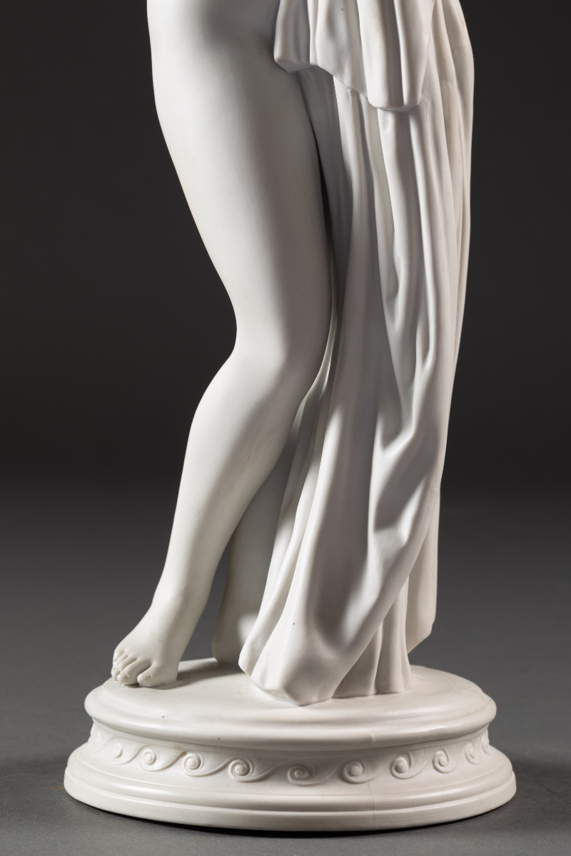 Grande statuette en biscuit de porcelaine – Jeune femme drapée à l’antique-photo-4