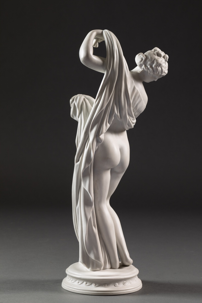 Grande statuette en biscuit de porcelaine – Jeune femme drapée à l’antique-photo-5
