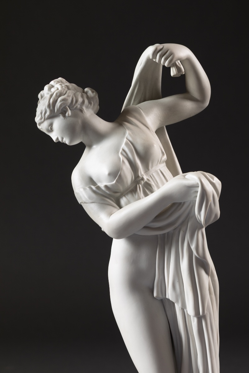 Grande statuette en biscuit de porcelaine – Jeune femme drapée à l’antique-photo-1
