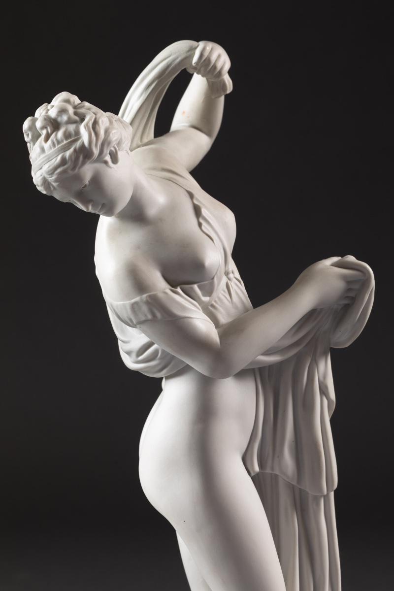 Grande statuette en biscuit de porcelaine – Jeune femme drapée à l’antique-photo-2