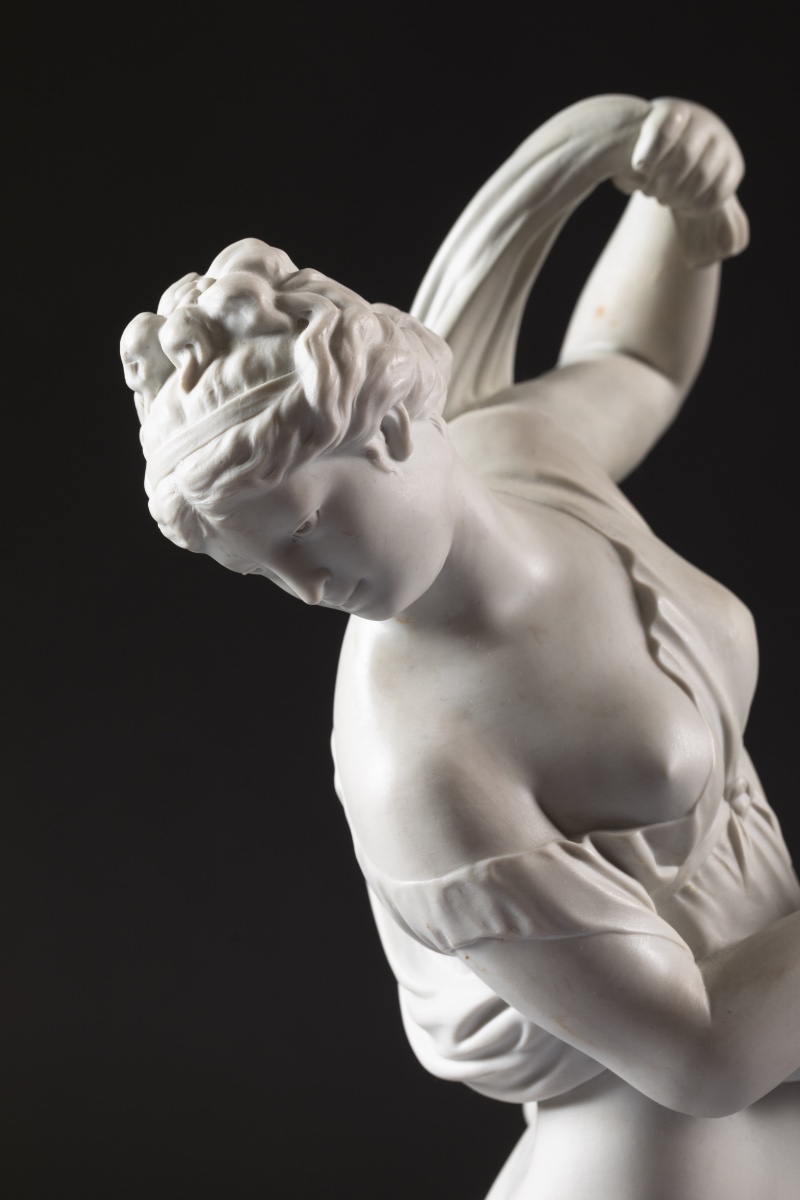 Grande statuette en biscuit de porcelaine – Jeune femme drapée à l’antique-photo-3