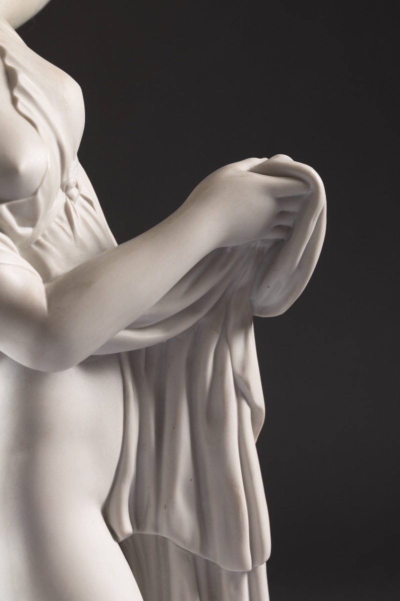 Grande statuette en biscuit de porcelaine – Jeune femme drapée à l’antique-photo-4