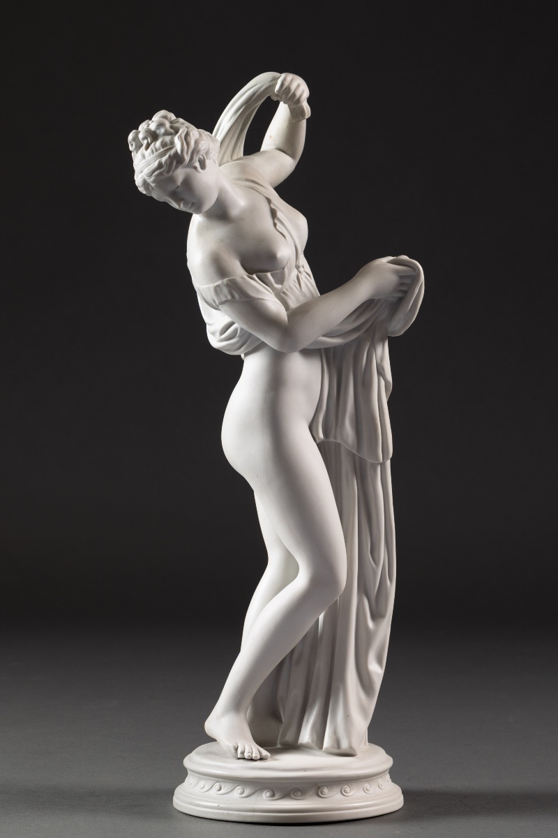 Grande statuette en biscuit de porcelaine – Jeune femme drapée à l’antique