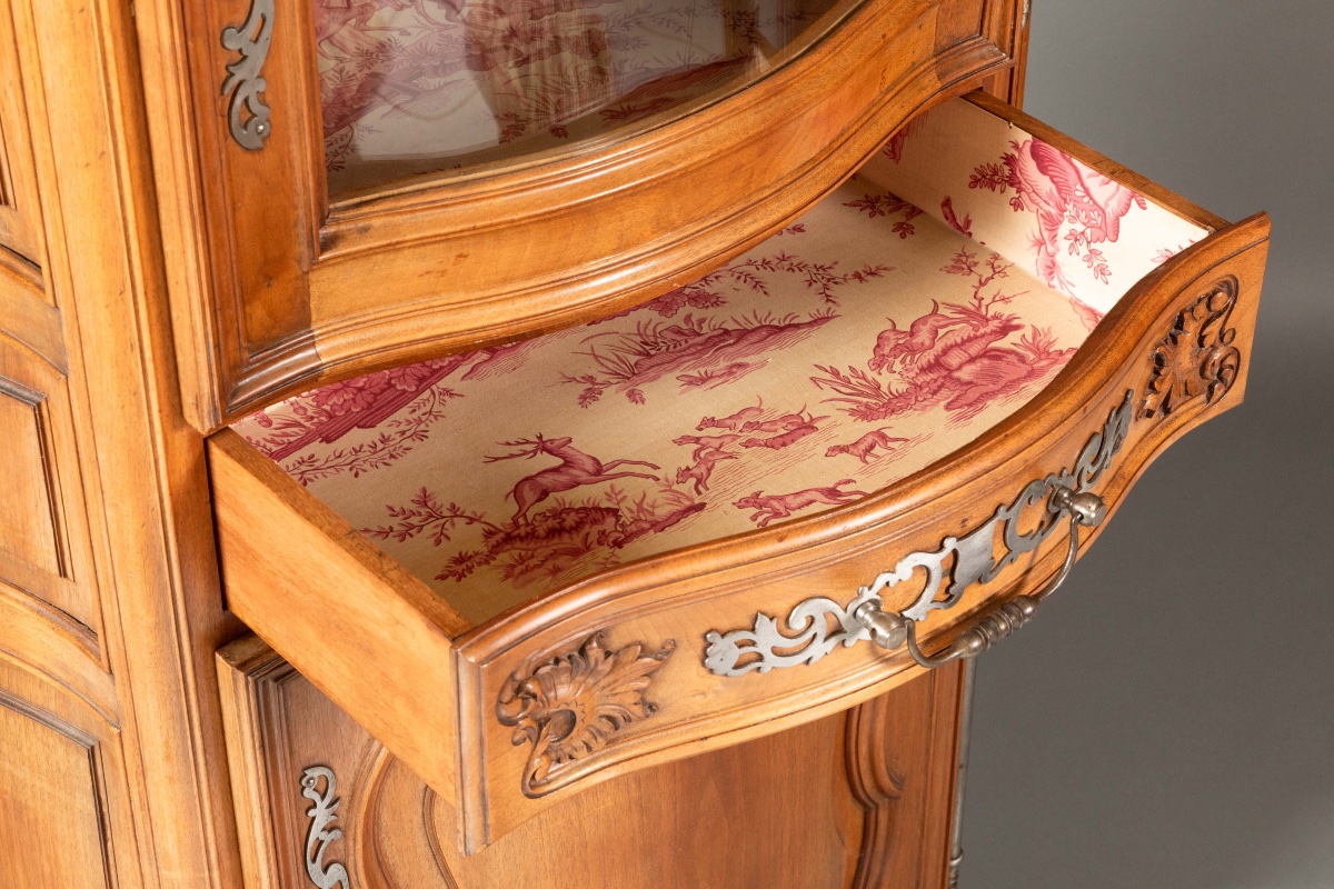 Large Display Cabinet In Carved Walnut In The Louis XV Style-photo-3