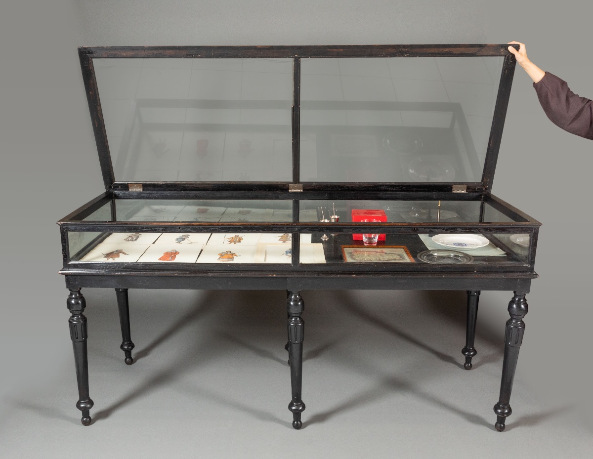 Grande vitrine-table de présentation en bois noirci, six pieds, époque Napoléon II-photo-3