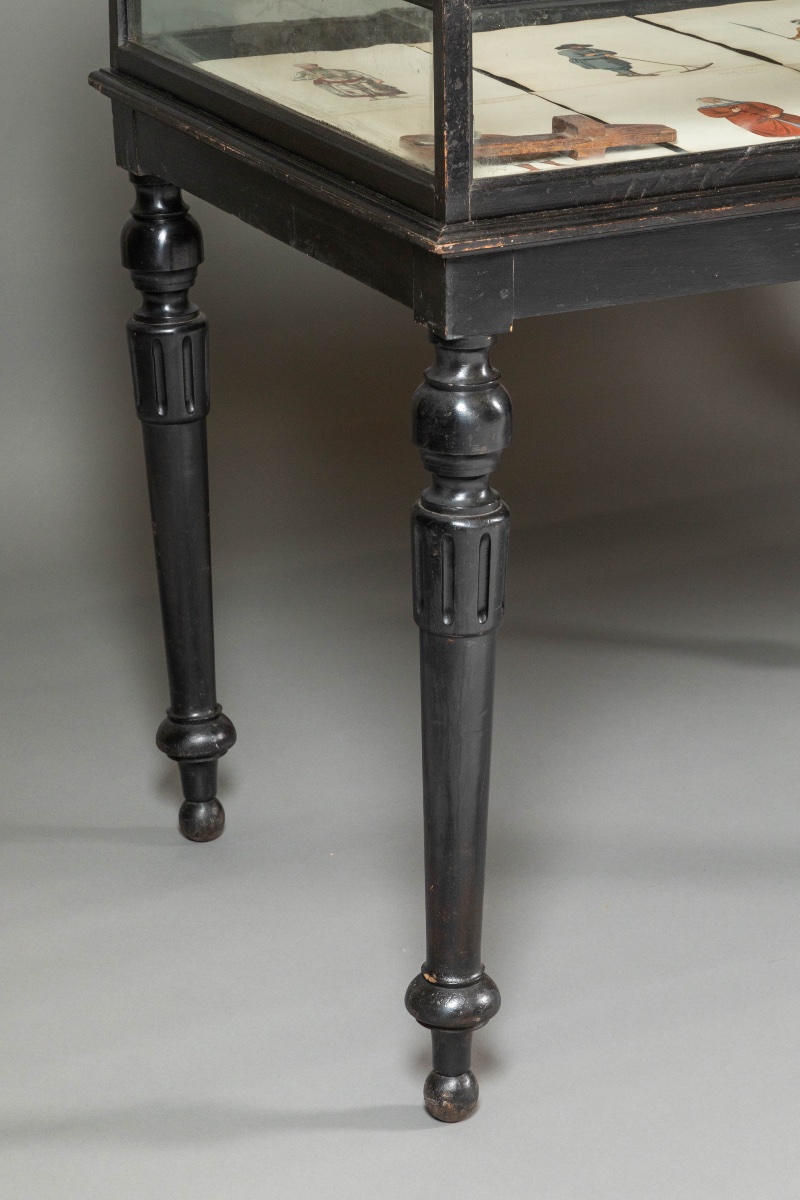 Grande vitrine-table de présentation en bois noirci, six pieds, époque Napoléon II-photo-1