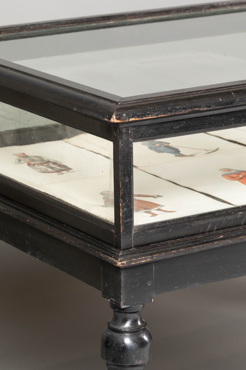 Grande vitrine-table de présentation en bois noirci, six pieds, époque Napoléon II-photo-3