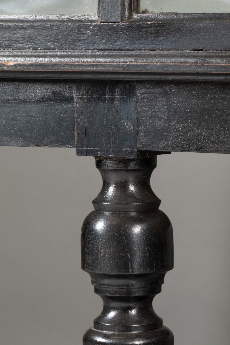 Grande vitrine-table de présentation en bois noirci, six pieds, époque Napoléon II-photo-4