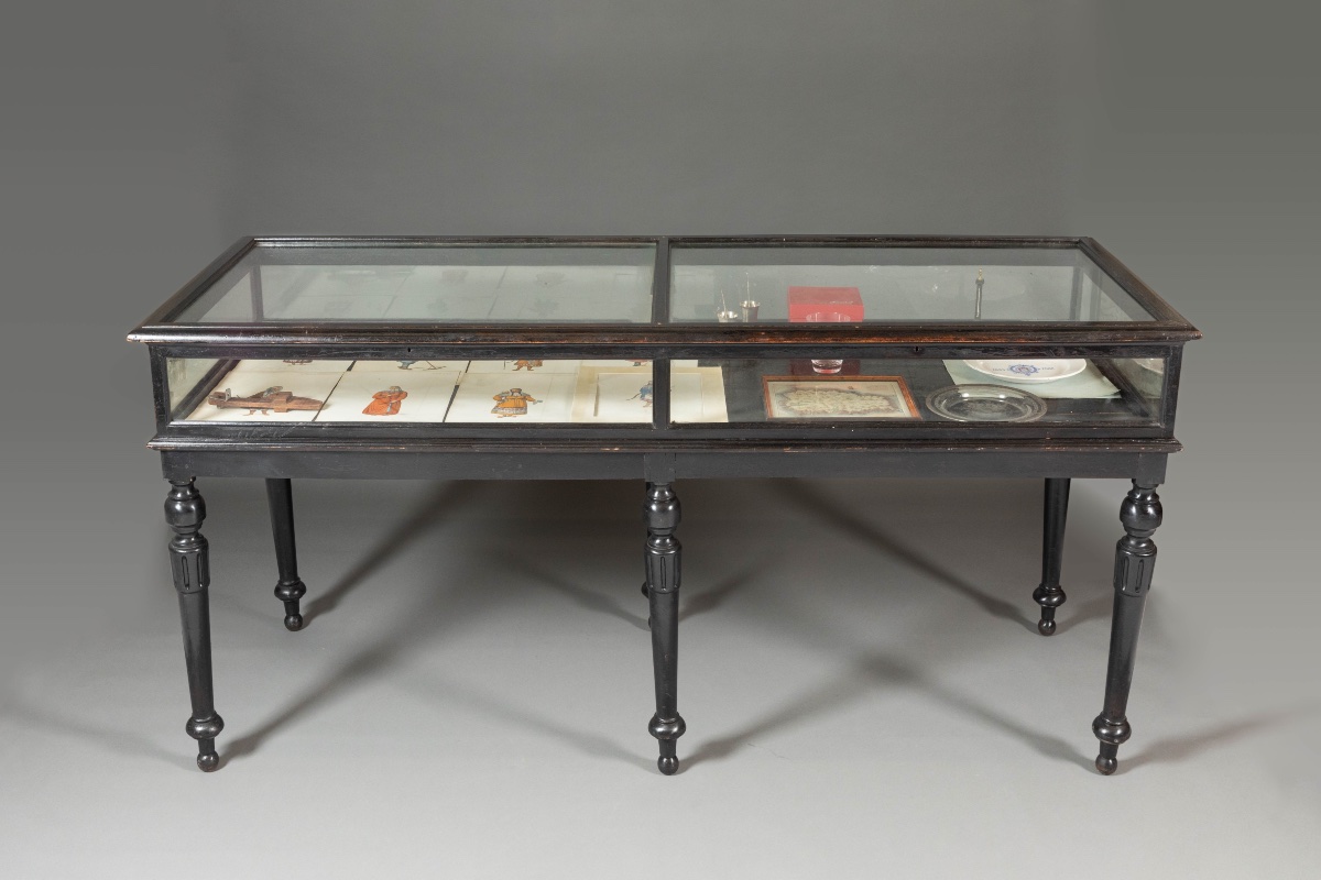 Grande vitrine-table de présentation en bois noirci, six pieds, époque Napoléon II