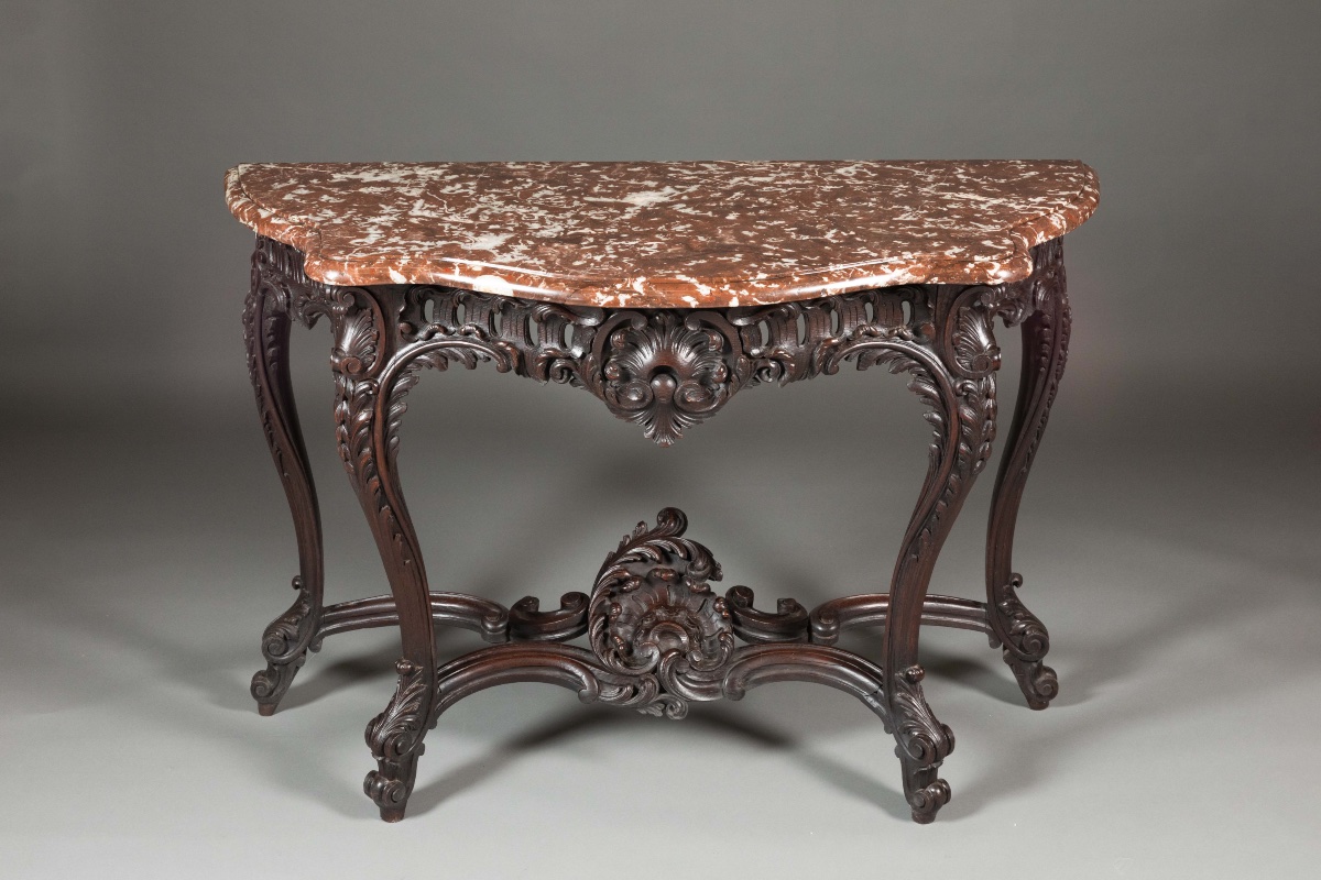 Console Louis XV en bois de chêne et marbre rouge.