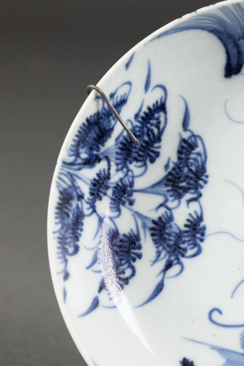 Assiette en porcelaine de Chine bleu et blanc à décor de dragons et motifs floraux-photo-2