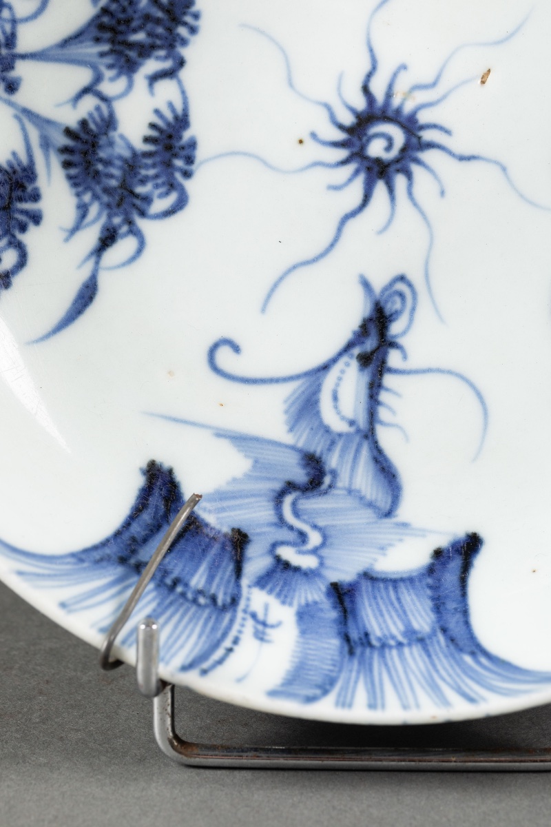 Assiette en porcelaine de Chine bleu et blanc à décor de dragons et motifs floraux-photo-3