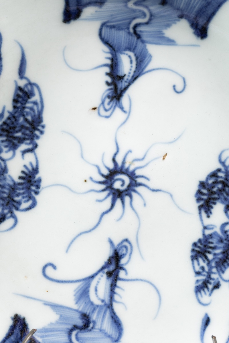 Assiette en porcelaine de Chine bleu et blanc à décor de dragons et motifs floraux-photo-4