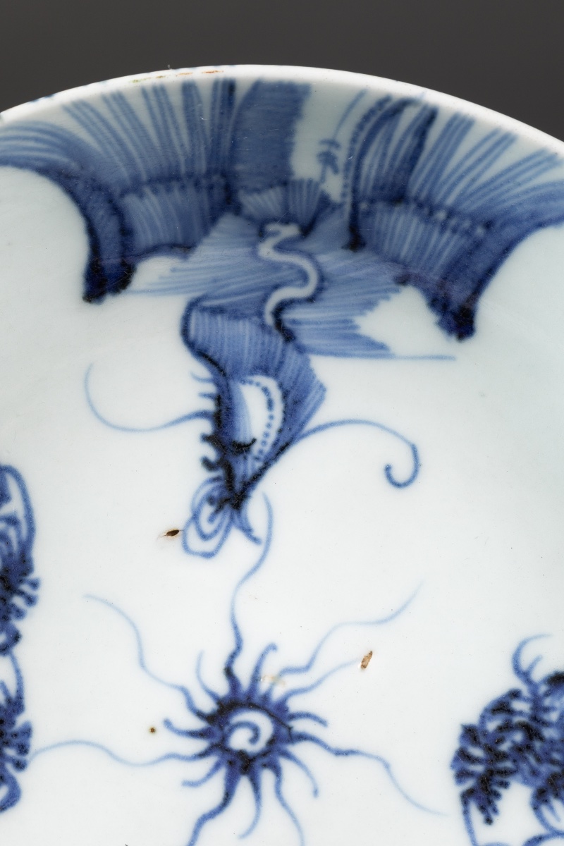 Assiette en porcelaine de Chine bleu et blanc à décor de dragons et motifs floraux-photo-1