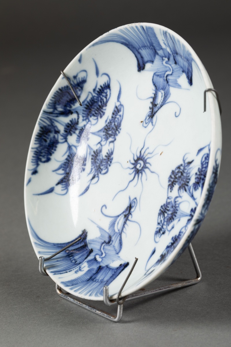 Assiette en porcelaine de Chine bleu et blanc à décor de dragons et motifs floraux-photo-2