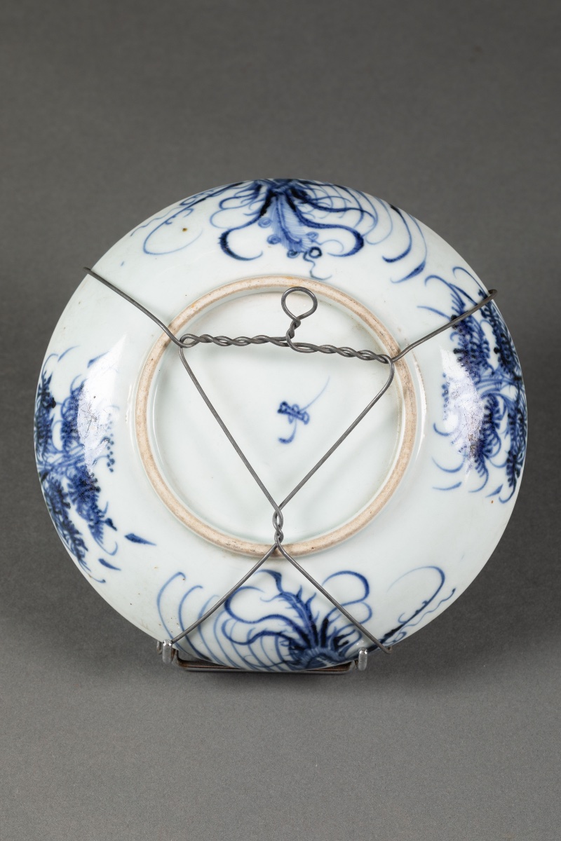 Assiette en porcelaine de Chine bleu et blanc à décor de dragons et motifs floraux-photo-3