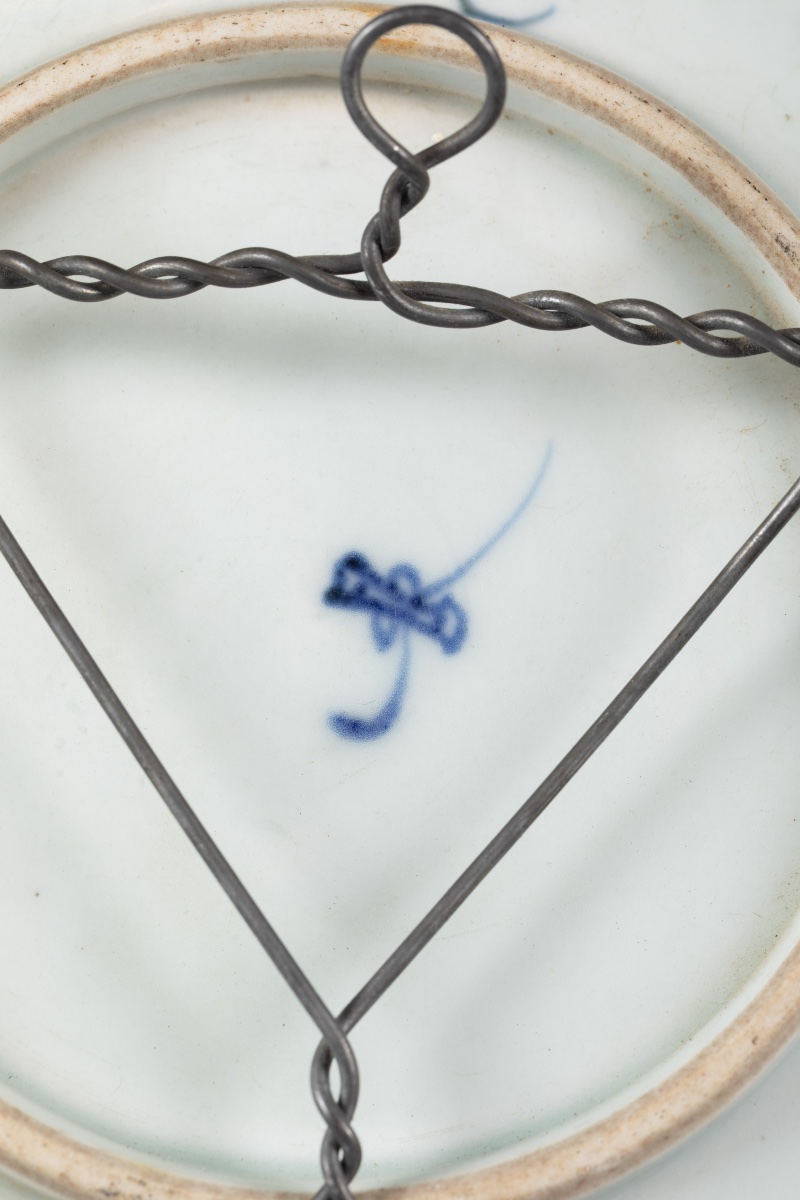 Assiette en porcelaine de Chine bleu et blanc à décor de dragons et motifs floraux-photo-4