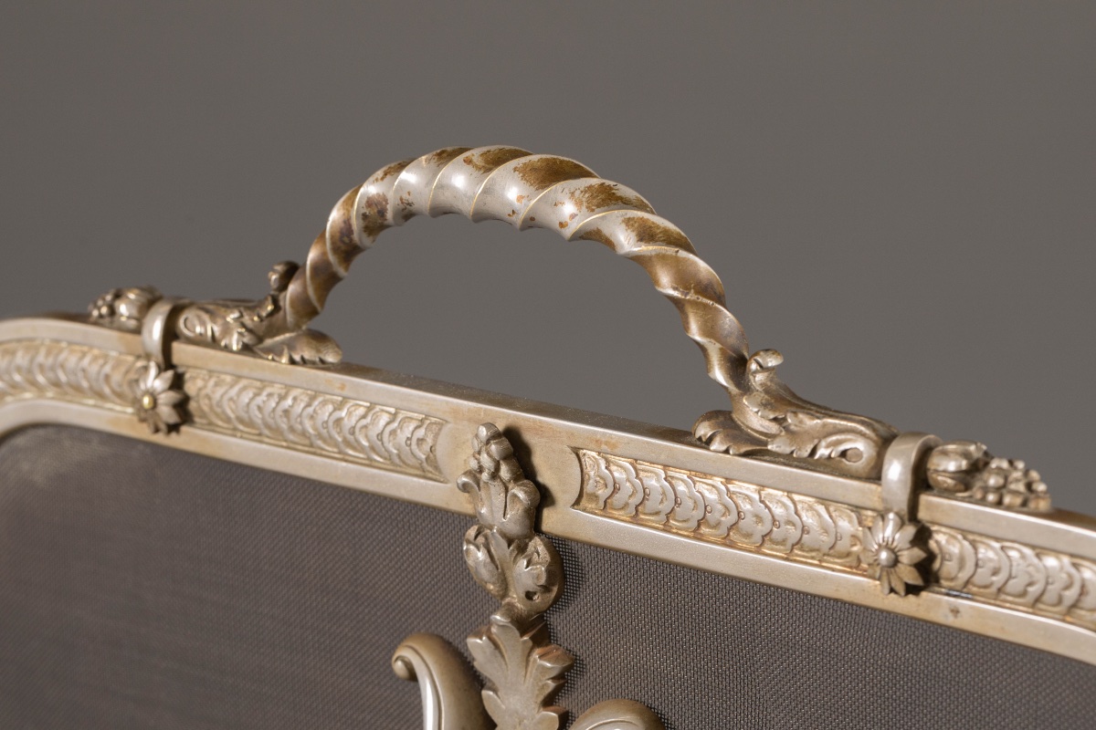 Élégant écran de cheminée, pare-feu en bronze argenté, de style Louis XVI, époque XIXᵉ siècle.-photo-1