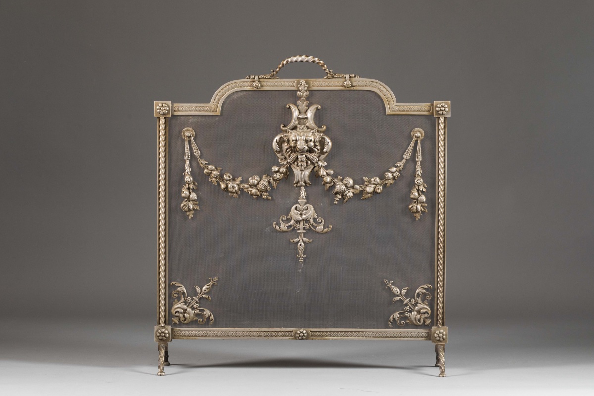 Élégant écran de cheminée, pare-feu en bronze argenté, de style Louis XVI, époque XIXᵉ siècle.
