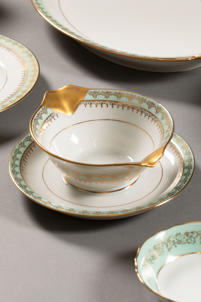 Important Limoges Porcelain Dinner Service—84 Pieces, Manufacture Union Céramique—l-photo-4
