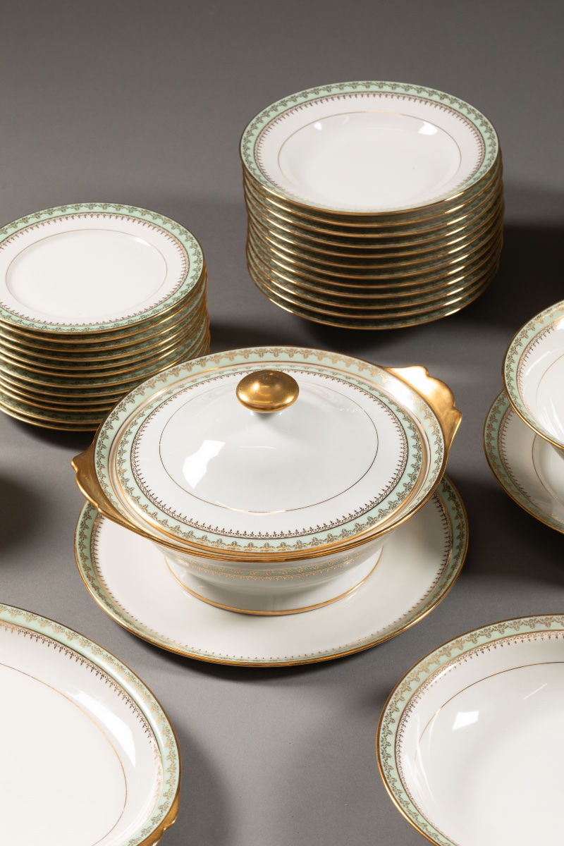Important Limoges Porcelain Dinner Service—84 Pieces, Manufacture Union Céramique—l-photo-1