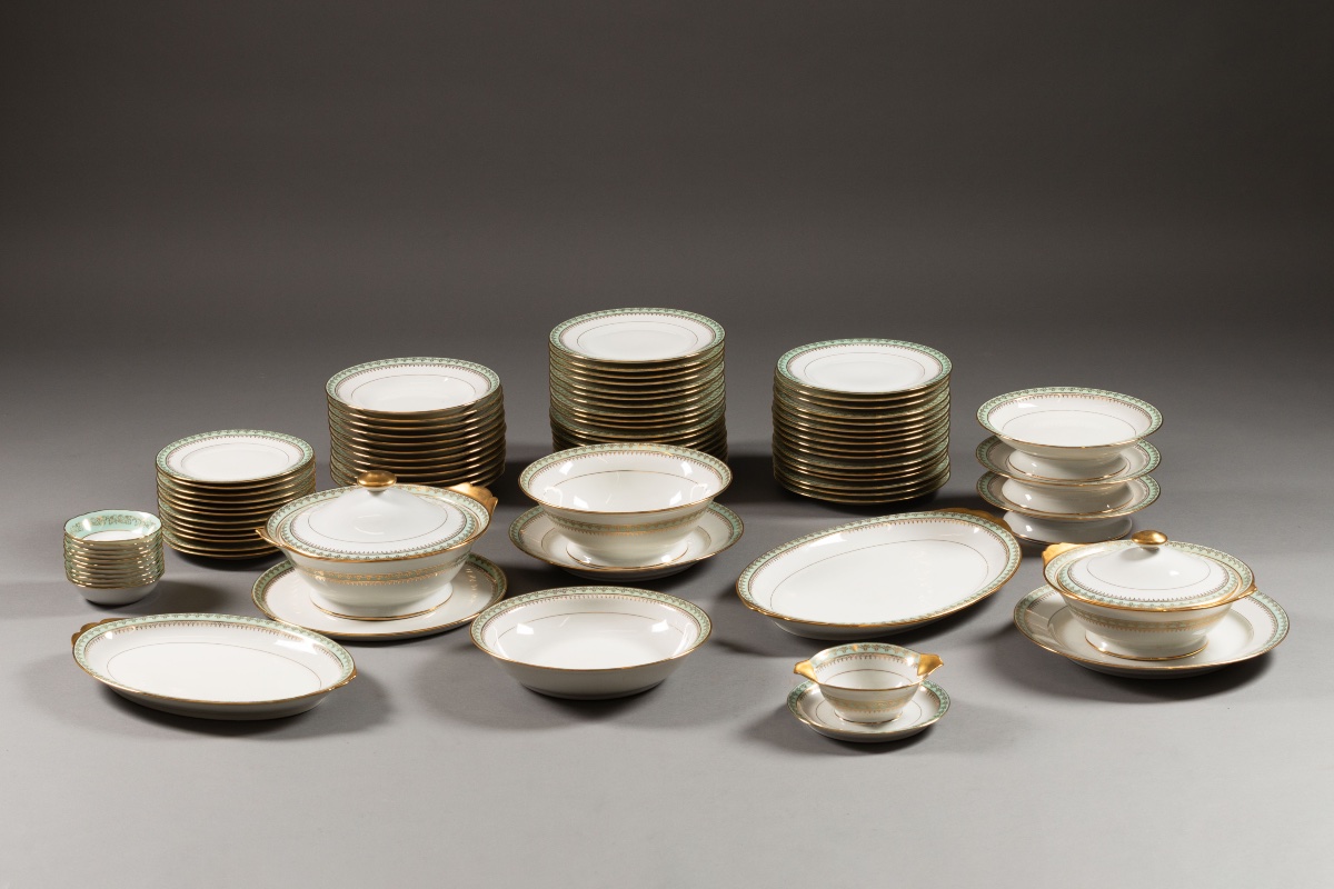 Important Limoges Porcelain Dinner Service—84 Pieces, Manufacture Union Céramique—l-photo-2