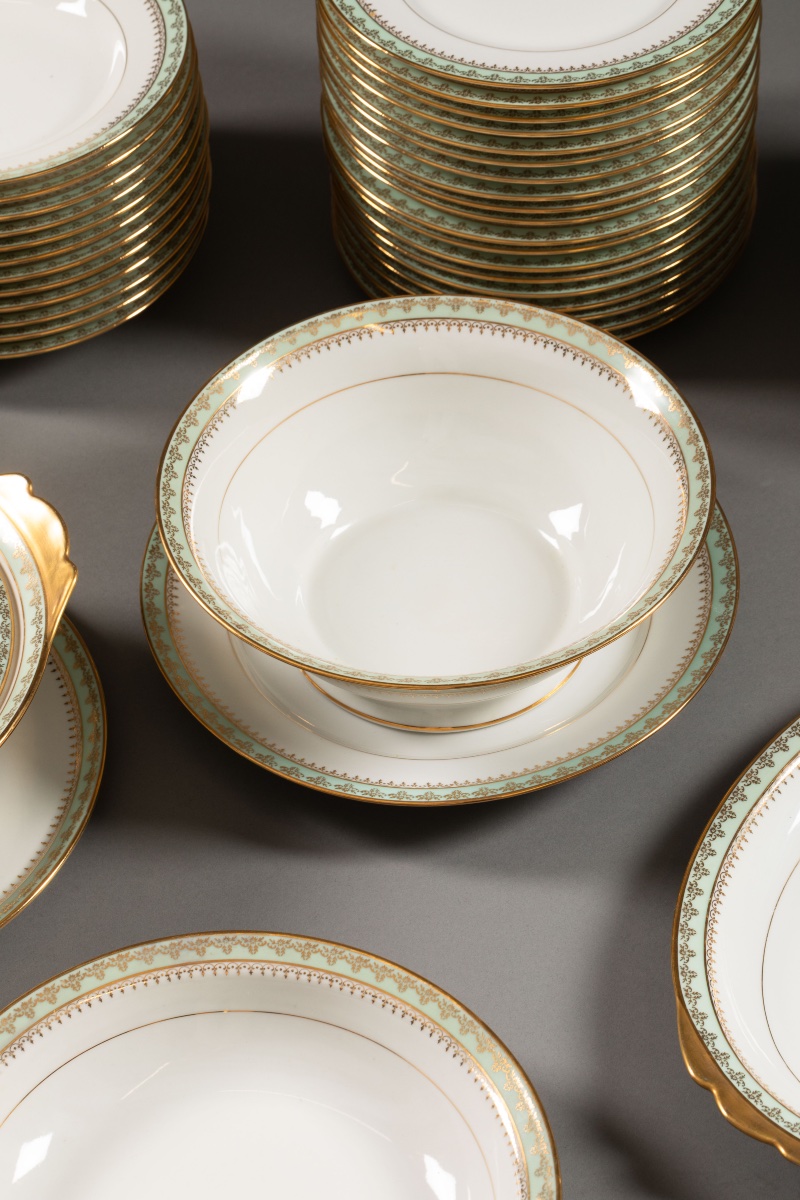 Important Limoges Porcelain Dinner Service—84 Pieces, Manufacture Union Céramique—l-photo-4