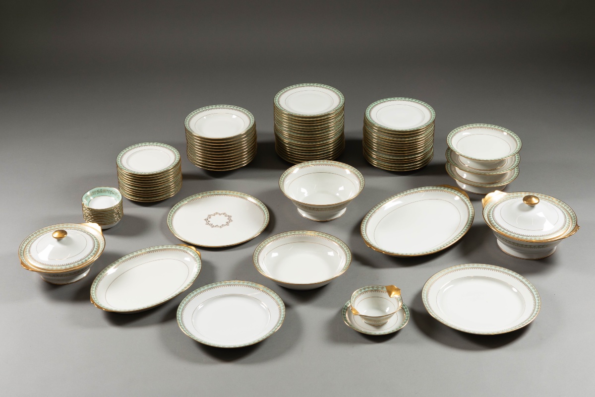 Important Limoges Porcelain Dinner Service—84 Pieces, Manufacture Union Céramique—l-photo-8