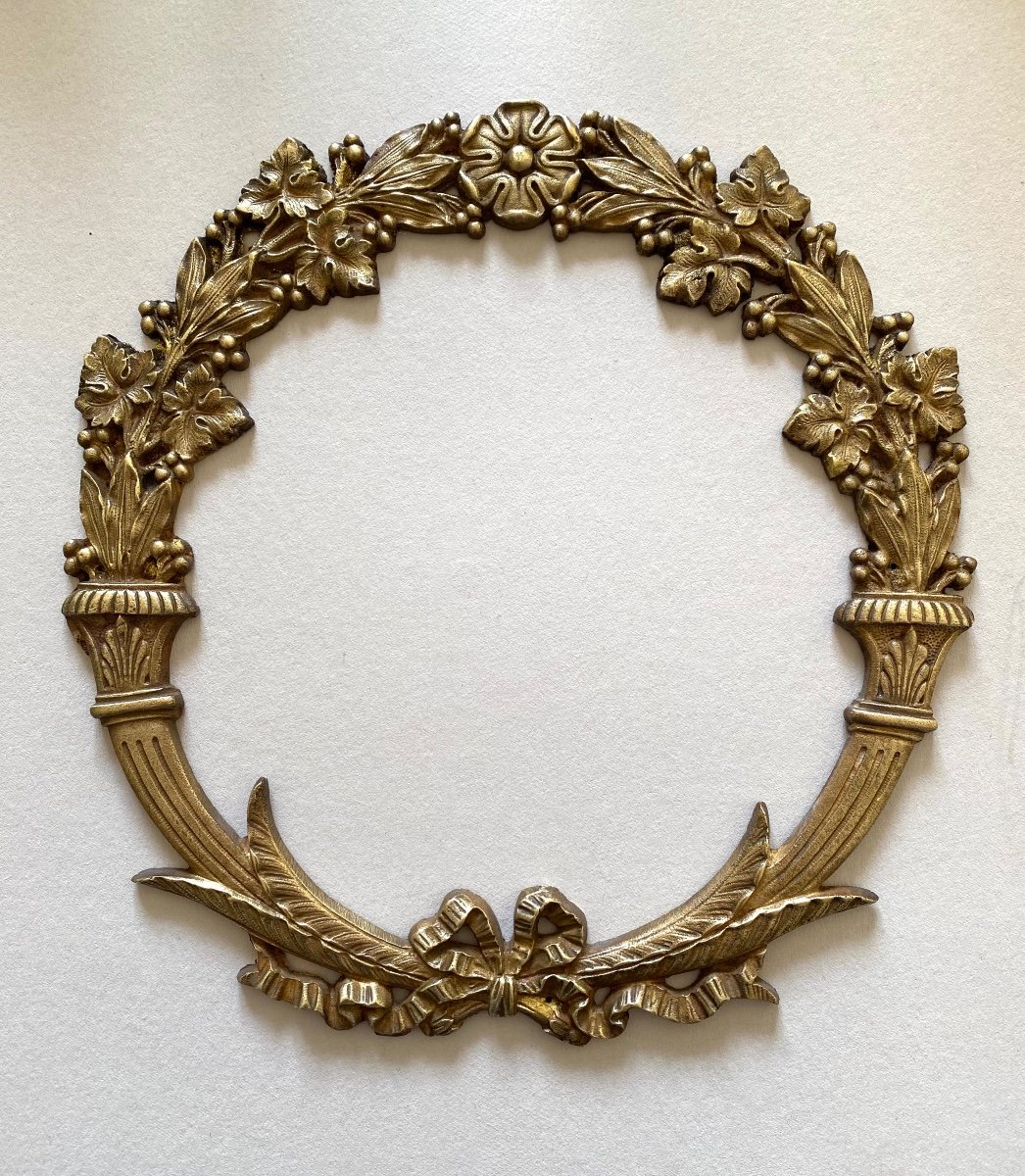 19th Ornamental Bronze In The Shape Of A Crown. Ivy, Laurel And Tied Ribbon.