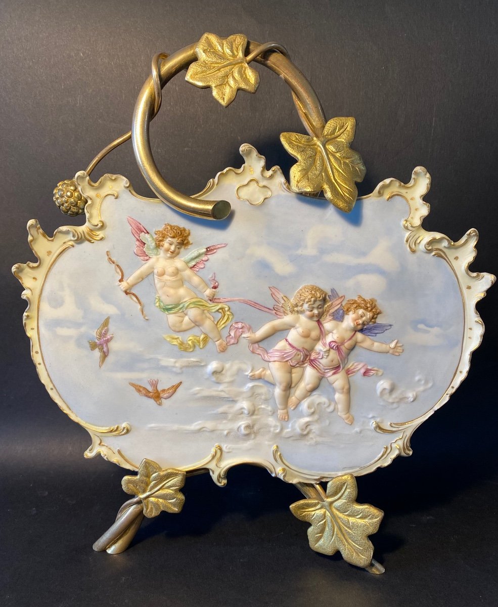 Plaque En Porcelaine style Louis XV sur chevalet en bronze. XIXème.  Angelots, Amours Et Oiseaux. -photo-2