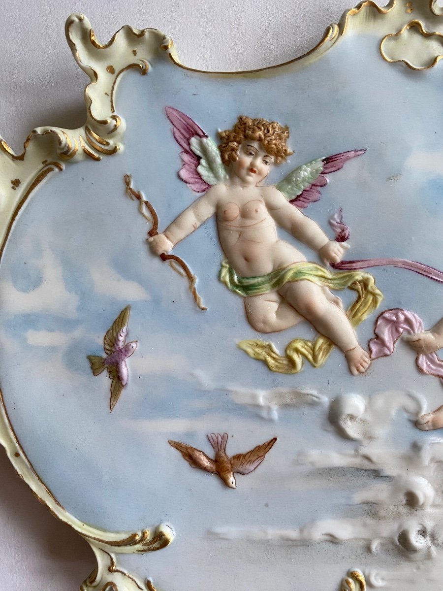 Plaque En Porcelaine style Louis XV sur chevalet en bronze. XIXème.  Angelots, Amours Et Oiseaux. -photo-2