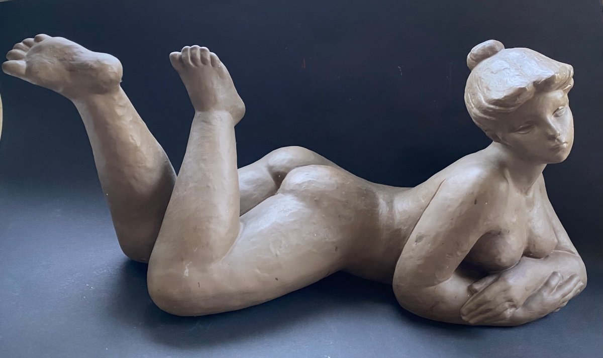 “ Nu Féminin Allongé “.  Sculpture En Grès . Manufacture Lladro. Nao. Milieu XXème.