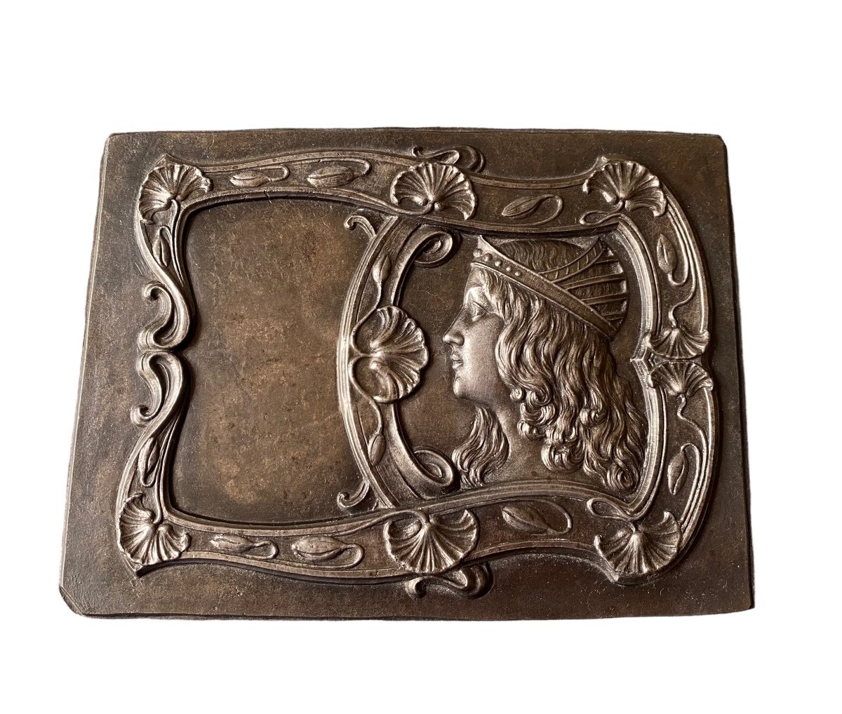 Bas-relief Art Nouveau En Fonte De Fer. Profil De Femme Et Fleurs. Fin XIXème.