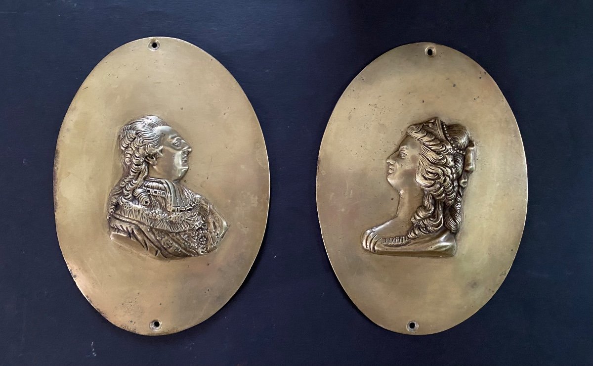 Louis XVI Et Marie- Antoinette. Paire De Médaillons En Bronze. Fin XIXème. 