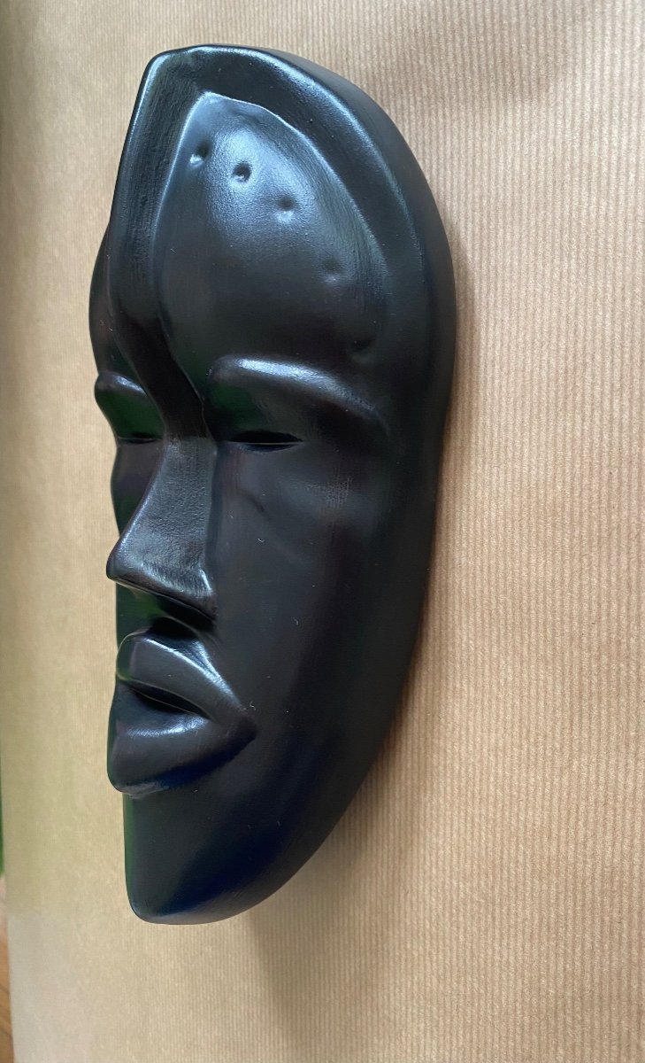Masque Africaniste En Céramique Noire. Milieu XXème. -photo-3