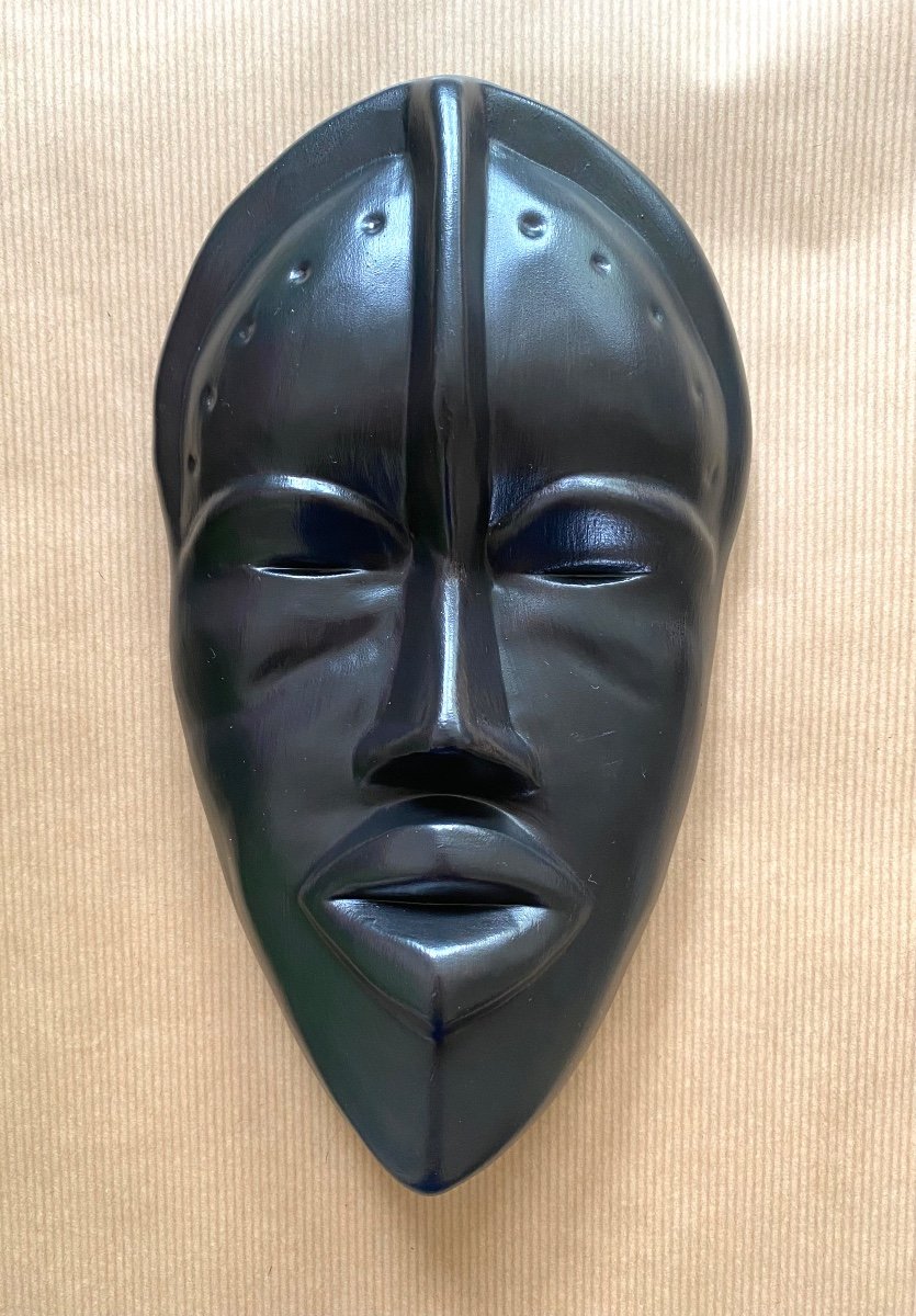 Masque Africaniste En Céramique Noire. Milieu XXème. 