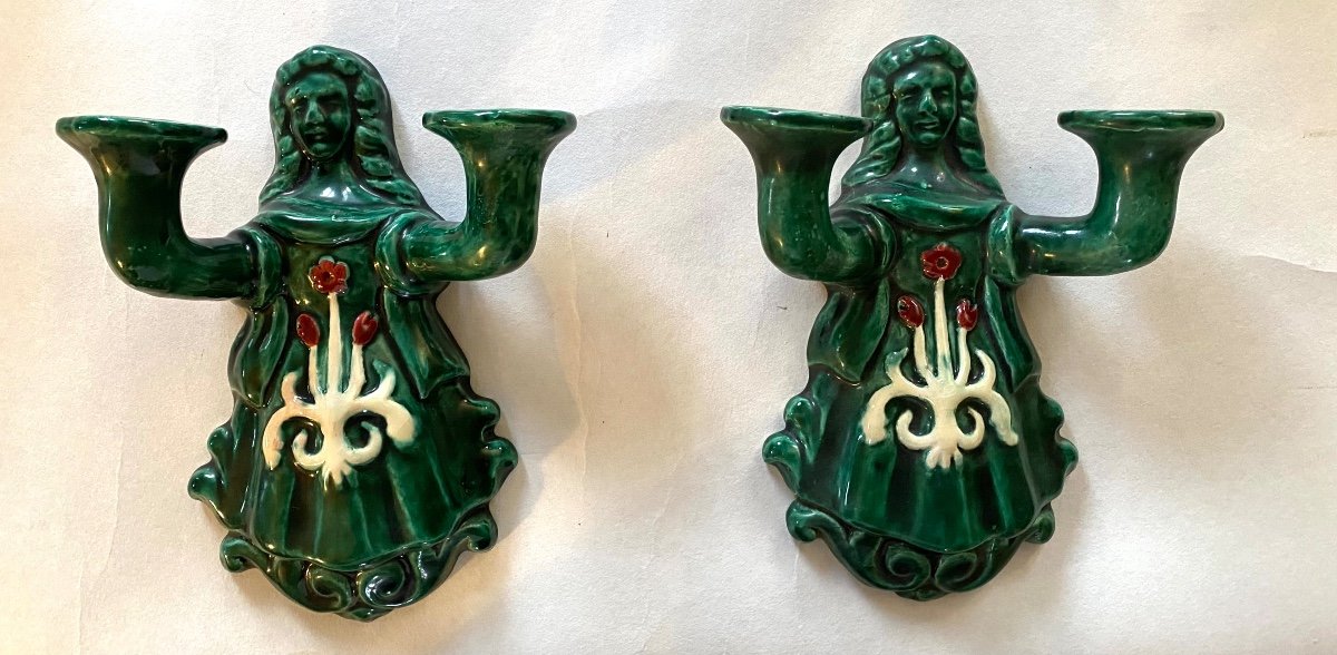 Paire D’appliques En Céramique émaillée Milieu XXème.  Personnages Féminins. 