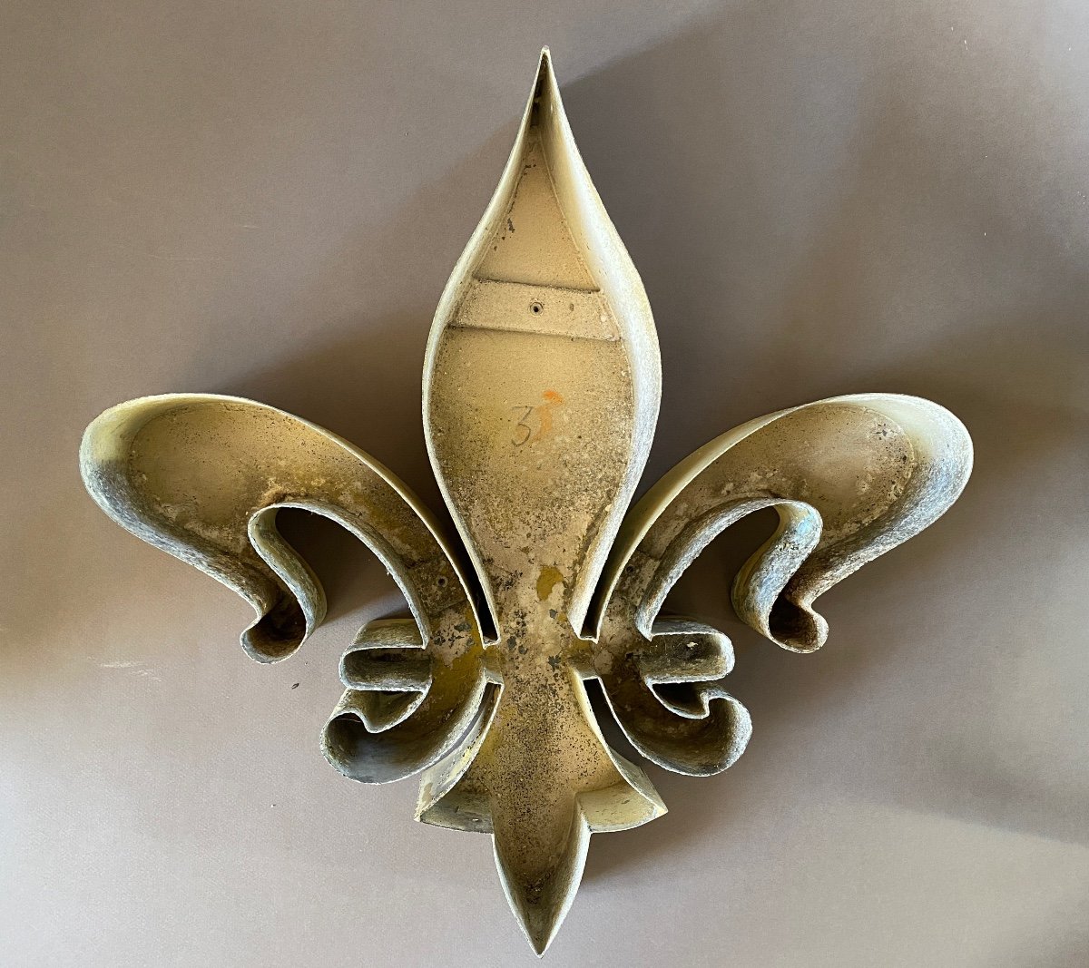 Large Painted Zinc Ornament. Early 20th Century. Stylized Fleur De Lys. -photo-3