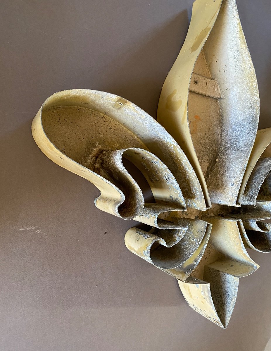 Large Painted Zinc Ornament. Early 20th Century. Stylized Fleur De Lys. -photo-4