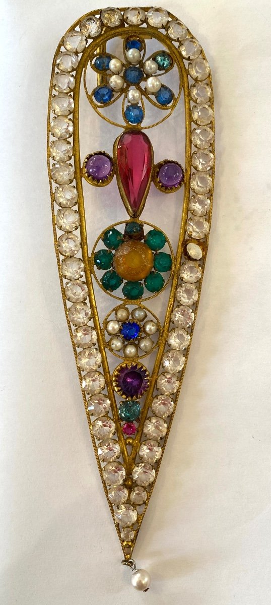 Bijou De Théâtre XIXème.  Pendentif En Laiton, Strass Et Perles.