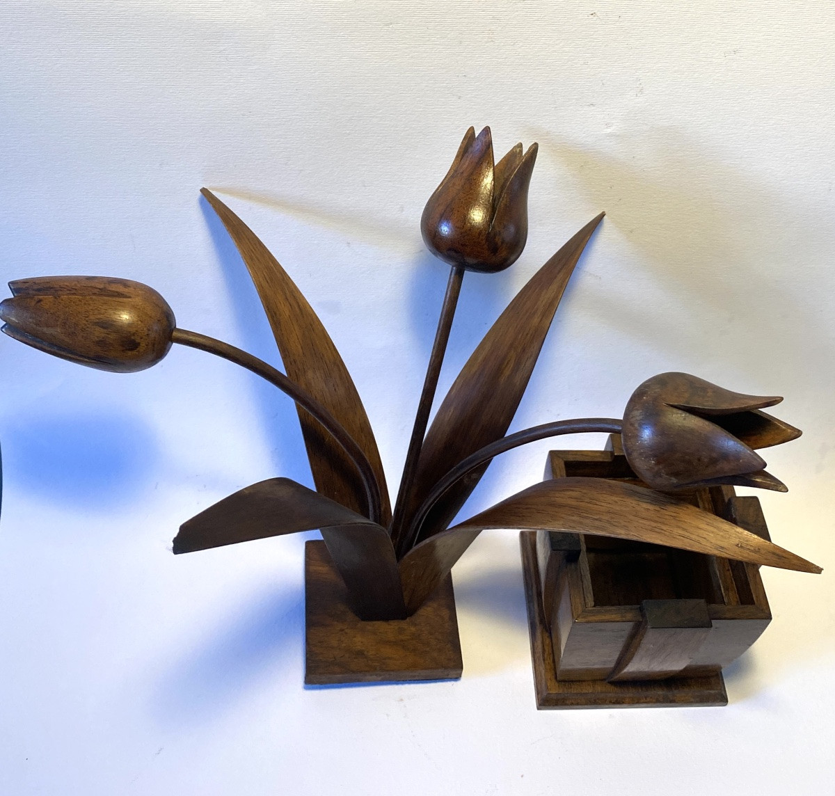 Boîte En Bois Sculpté. Tulipes En Pot. Objet De Curiosité. Début XXème. -photo-1