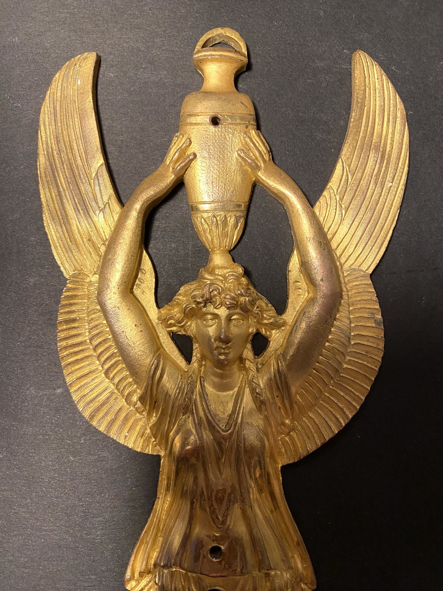 Paire De Bronzes D’ornement à L’antique Début XIXème. Femmes Ailées Portant Une Amphore. -photo-1