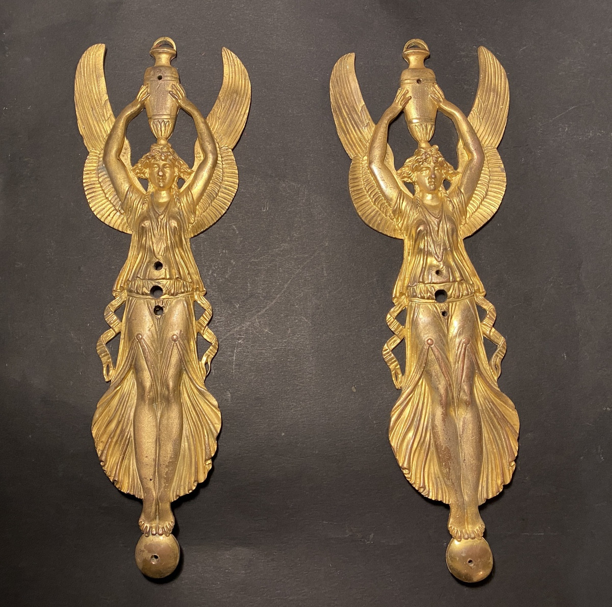 Paire De Bronzes D’ornement à L’antique Début XIXème. Femmes Ailées Portant Une Amphore. 