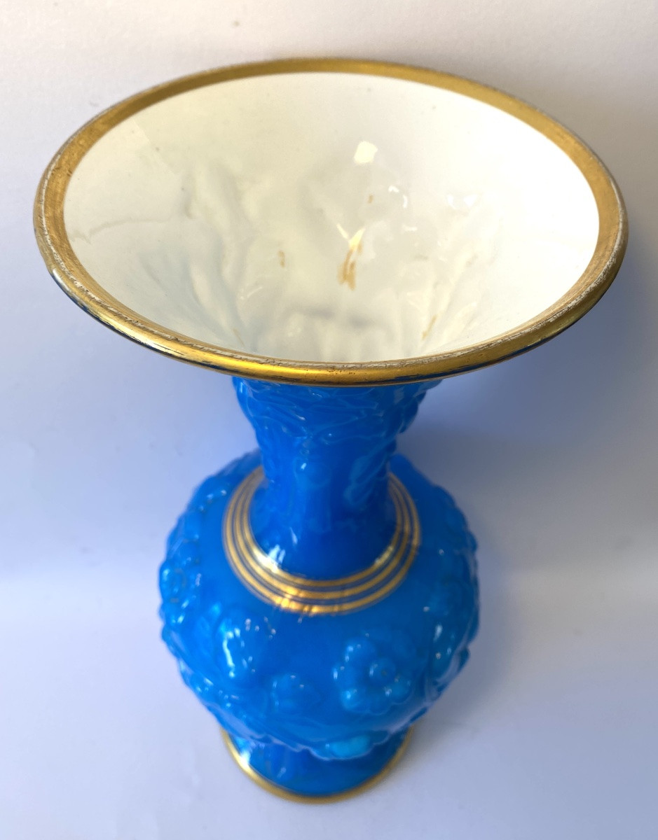 Baccarat. Blue And White Opaline Vase. Molded Floral Decoration And Gold Highlights. France, 19th Century.-photo-3