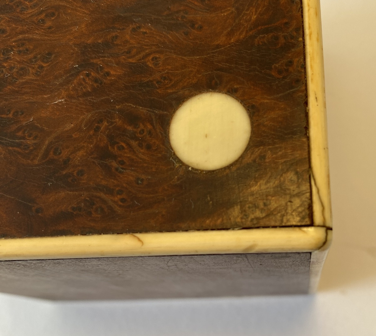 Art Deco Dice Box. Elm Burl Veneer And Ivory Pastilles. -photo-5