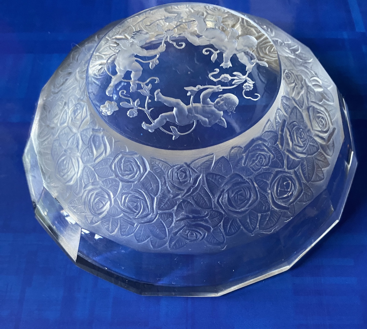 Crystal Bowl. Molded Roses Decoration And Three Cherubs Engraved In Hollow. Early 20th.-photo-2
