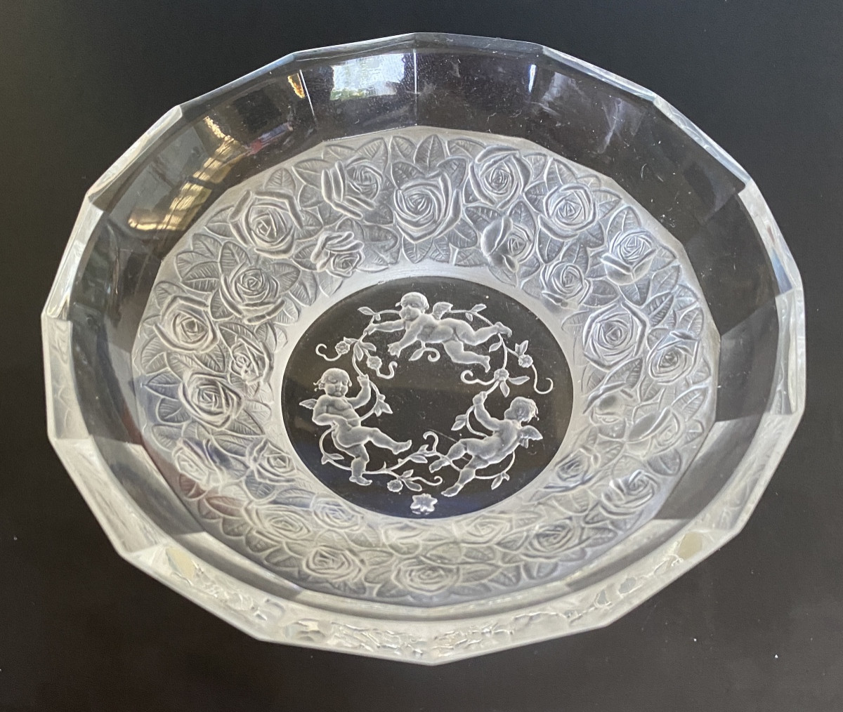 Crystal Bowl. Molded Roses Decoration And Three Cherubs Engraved In Hollow. Early 20th.