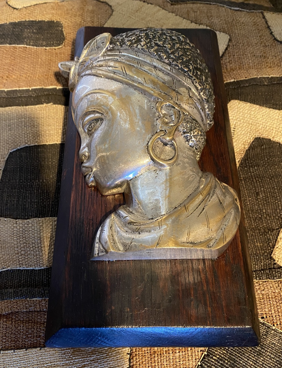 Portrait d’une jeune africaine. Sculpture en Bronze argenté sur socle en bois  début XXème. -photo-3